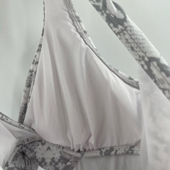 DKNY Swimsuit Size 8 One Piece NWT Gray White Scoop Back Twist Front Swim Beach - Picture 12 of 16